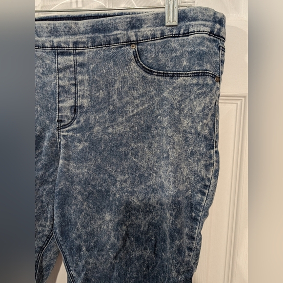 l.e.i. Acid Wash Skinny Jeggings in Size XL (Extra Large) Pull On Style - Picture 3 of 11